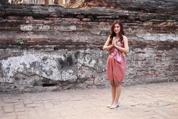 Kvinna betala respekt i thailändska traditionella klänning — Stockfoto