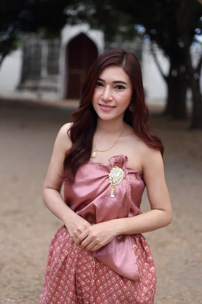 Vrouw in Thaise traditionele kleding — Stockfoto