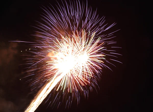 Bellissimi fuochi d'artificio con cielo — Foto Stock