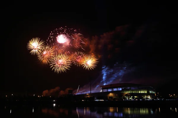 Schönes Feuerwerk über dem Stadion — Stockfoto