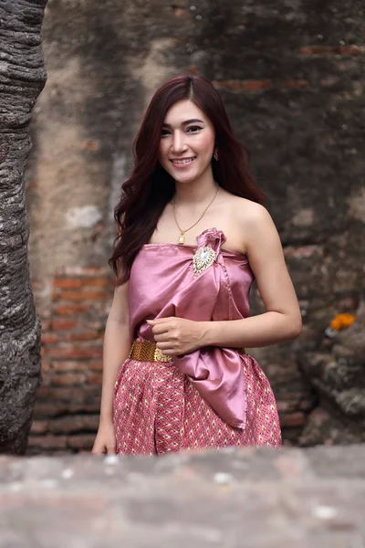 Kvinna i thailändska traditionella klänning — Stockfoto
