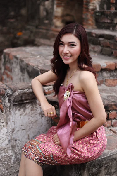 Feminino em tailandês vestido tradicional — Fotografia de Stock