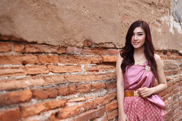 Mujer en vestido tradicional tailandés —  Fotos de Stock