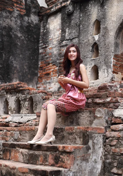 Feminino em tailandês vestido tradicional — Fotografia de Stock