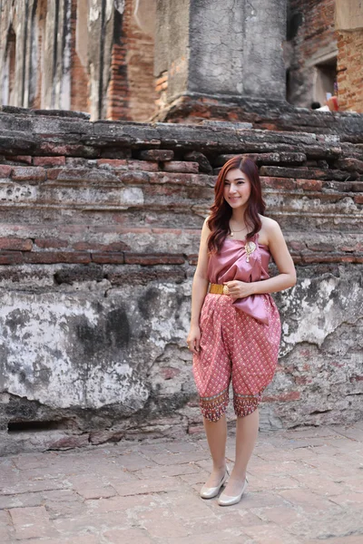Nainen Thai perinteinen mekko — kuvapankkivalokuva