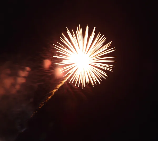 Mooi vuurwerk met sky — Stockfoto