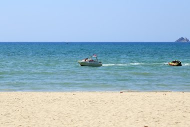 Patong Plajı'nda Denizi üzerinde Motorlu tekne