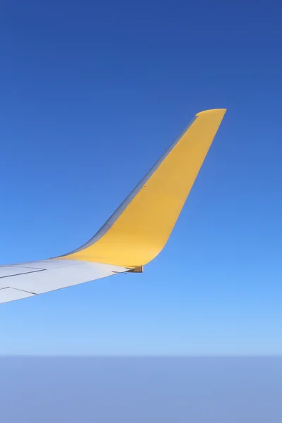 Wing of an airplane flying above sky — Stock Photo, Image