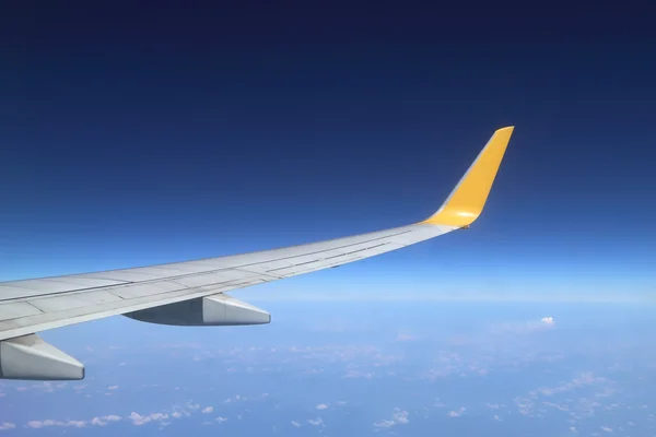 Ala de um avião voando acima do céu — Fotografia de Stock