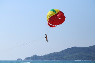 Phuket Patong Plajı'nda parasailing 