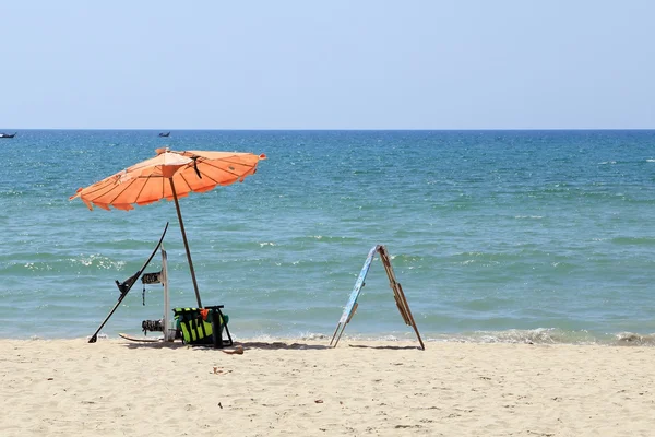 Beach with umbrella at Patong beach — Stock Photo, Image