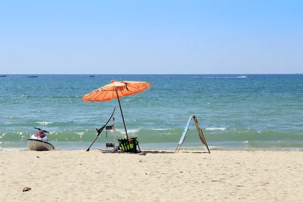 Beach with umbrella an jet ski at Patong beach — Stock Photo, Image