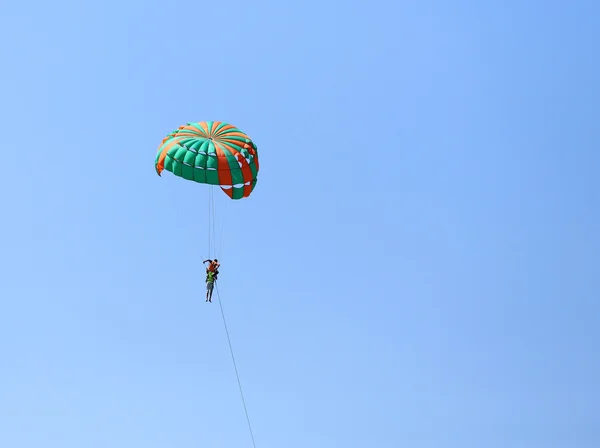 Parasailing com o céu em Patong Beach em Phuket — Fotografia de Stock