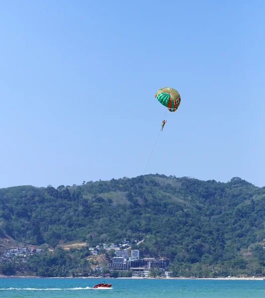 Patong Beach Phuket - Tayland parasailing — Stok fotoğraf