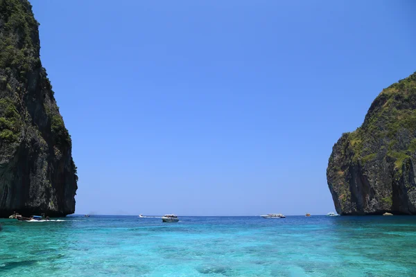 Maya Bay λιμνοθάλασσα με κινητήρα βάρκα από νερά τυρκουάζ — Φωτογραφία Αρχείου