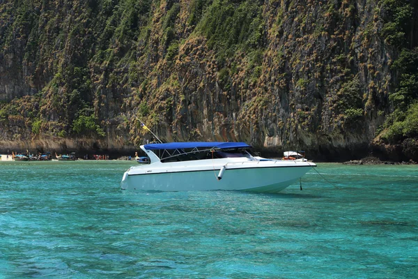 Maya Bay Lagune mit Motorboot auf türkisfarbenem Wasser — Stockfoto