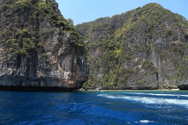 Cliff and the clear sea Phi Phi island, Tailândia — Fotografia de Stock