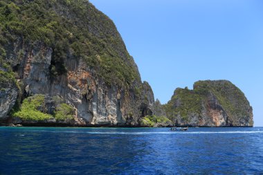 Cliff ve berrak Denizi Phi Phi Island, Tayland
