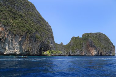 Cliff ve berrak Denizi Phi Phi Island, Tayland