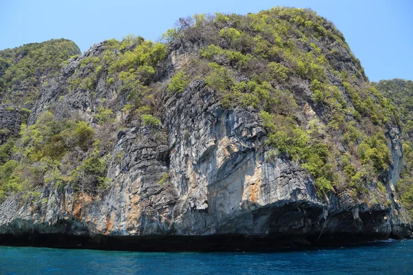 Klippe und das klare Meer phi phi Insel, Thailand — Stockfoto