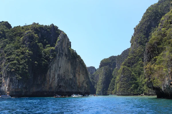 Cliff e il mare limpido Phi Phi Island, Thailandia — Foto Stock