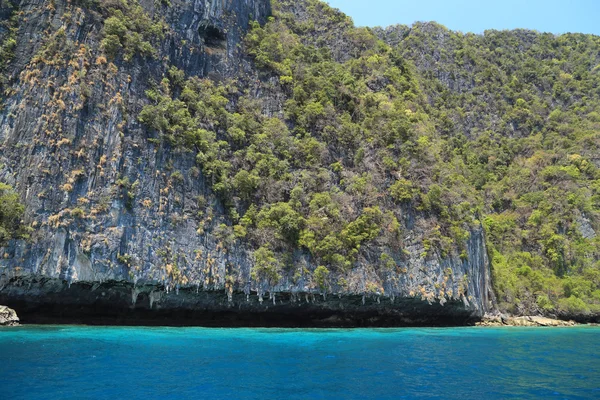 Klippe und das klare Meer phi phi Insel, Thailand — Stockfoto