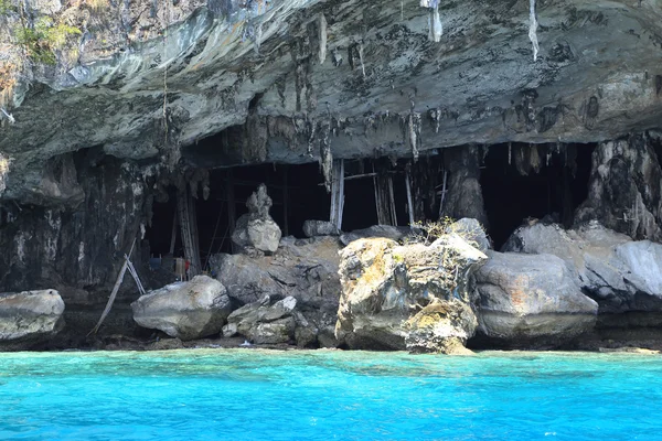 Wikingerhöhle, in der Vogelnester gesammelt werden. phi-phi leh Insel — Stockfoto