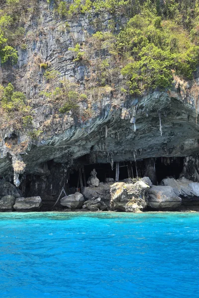 Caverna viking onde os ninhos de pássaros são coletados. Ilha Phi-Phi Leh — Fotografia de Stock