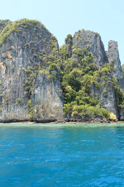 Cliff e o mar claro Phi Phi Leh ilha — Fotografia de Stock