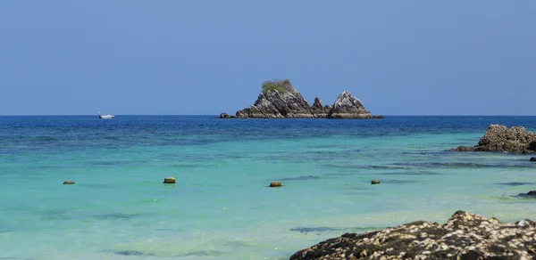 Klippstrand med havet vid Koh Khai Nok — Stockfoto