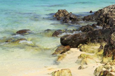 Rock beach Koh Khai Nok denizde ile