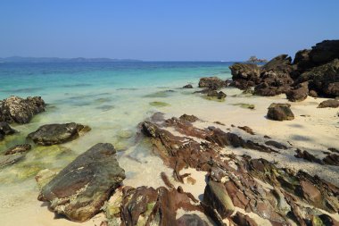 Rock beach Koh Khai Nok denizde ile