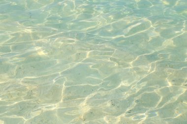 mavi deniz suyu güneş ışığı yansımaları ile