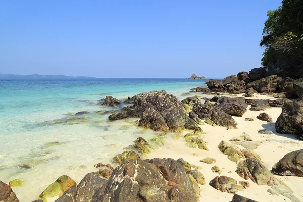 Rock beach with sea at Koh Khai Nok — Stock Photo, Image