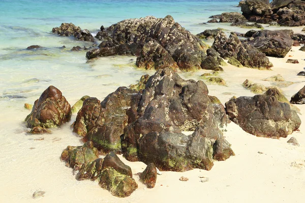 Rock beach with sea at Koh Khai Nok — Stock Photo, Image