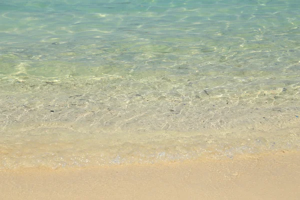 Spiaggia di sabbia e onde marine — Foto Stock