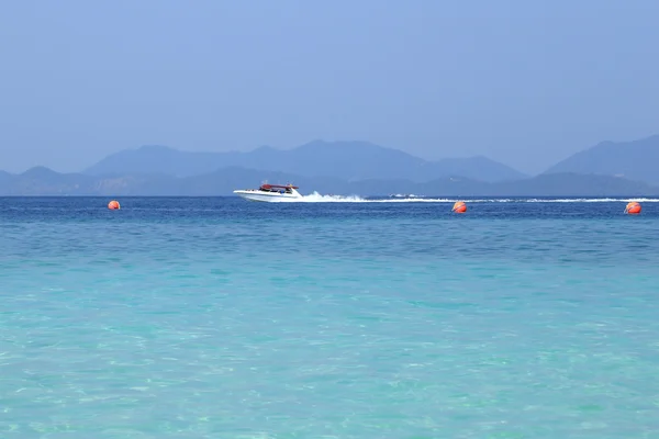 Meer und Himmel mit Motorboot in Krabi — Stockfoto