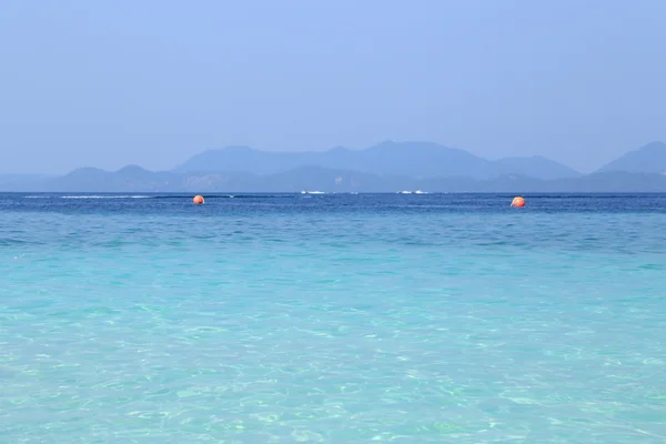 Meer und Himmel und Berg in Krabi — Stockfoto