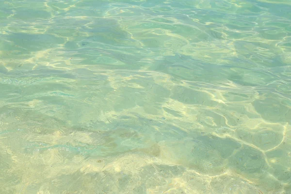 Agua de mar azul con reflejos de luz solar —  Fotos de Stock