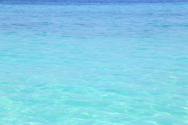 太陽光の反射と青い海の水 — ストック写真