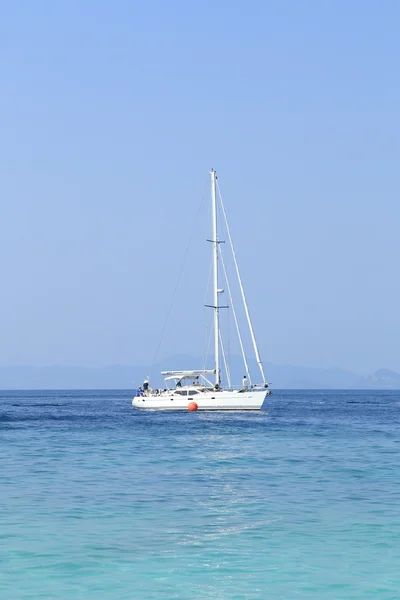 Yacht in blue sea — Stock Photo, Image