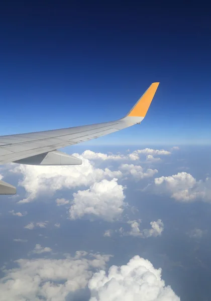 Ala de um avião voando acima do céu — Fotografia de Stock