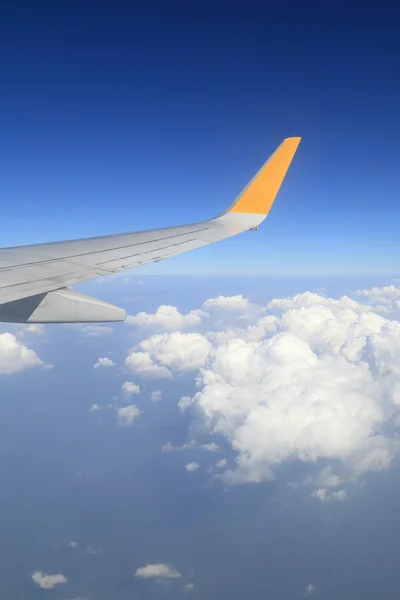 Uçan bir uçağın kanadı — Stok fotoğraf