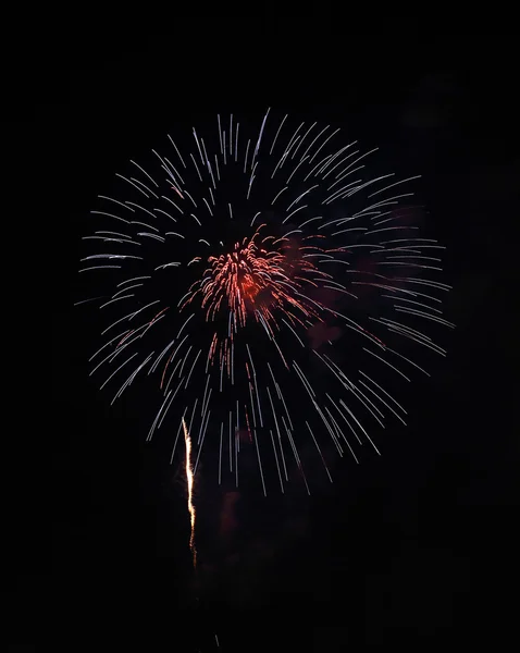 Hermosos fuegos artificiales sobre el cielo — Foto de Stock