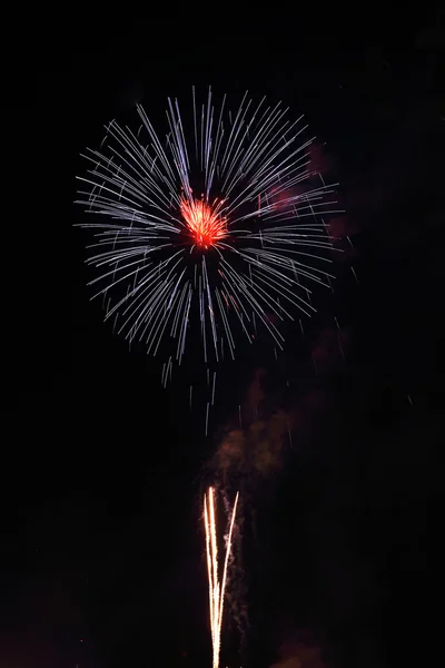 Hermosos fuegos artificiales sobre el cielo — Foto de Stock