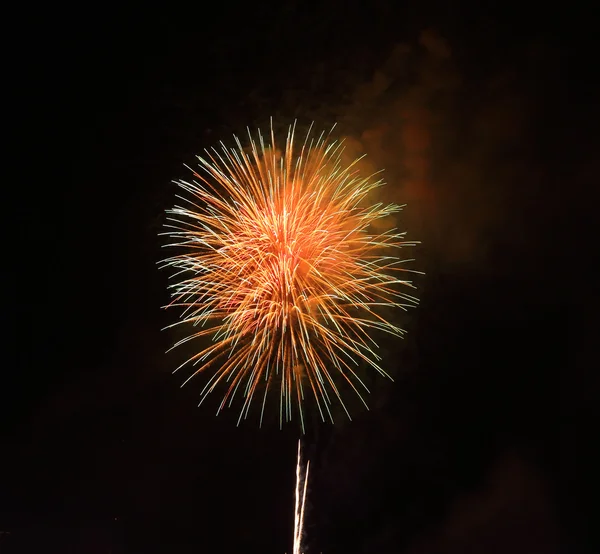 Schönes Feuerwerk über dem Himmel — Stockfoto
