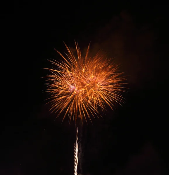 Bellissimi fuochi d'artificio sopra il cielo — Foto Stock