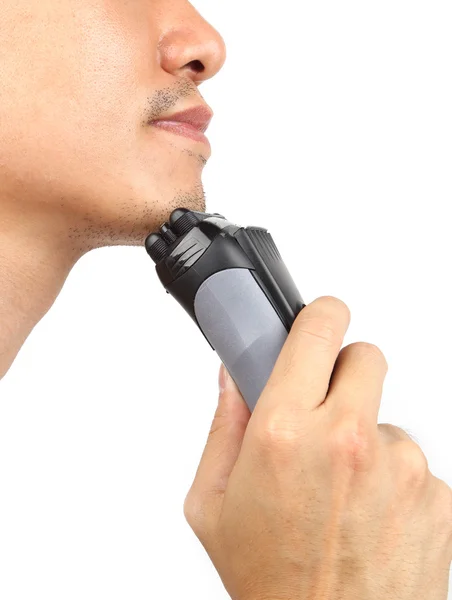 Człowiek do golenia brodę z golarka elektryczna — Zdjęcie stockowe