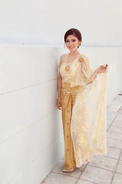 ผู้หญิงในชุดไทย — ภาพถ่ายสต็อก