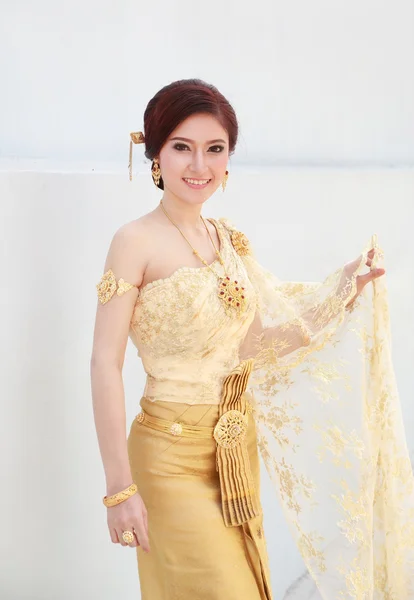 Femme avec robe thaïlandaise — Photo